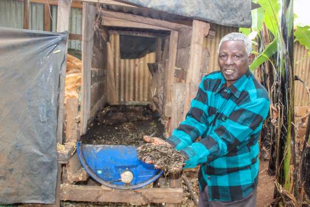 Farmer selling red earthworms - Vimarsana News