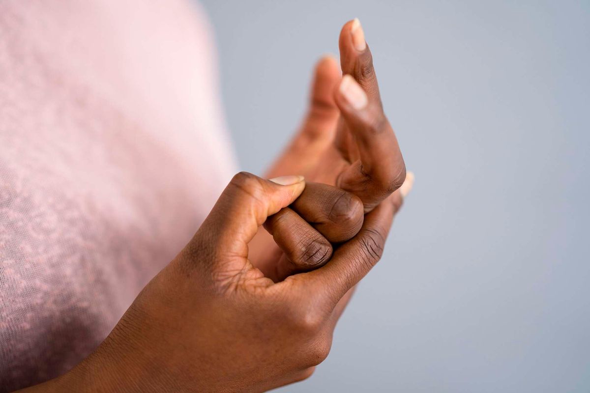 Fingerknacken: Führt dieses befriedigende Knacken zu Arthritis?